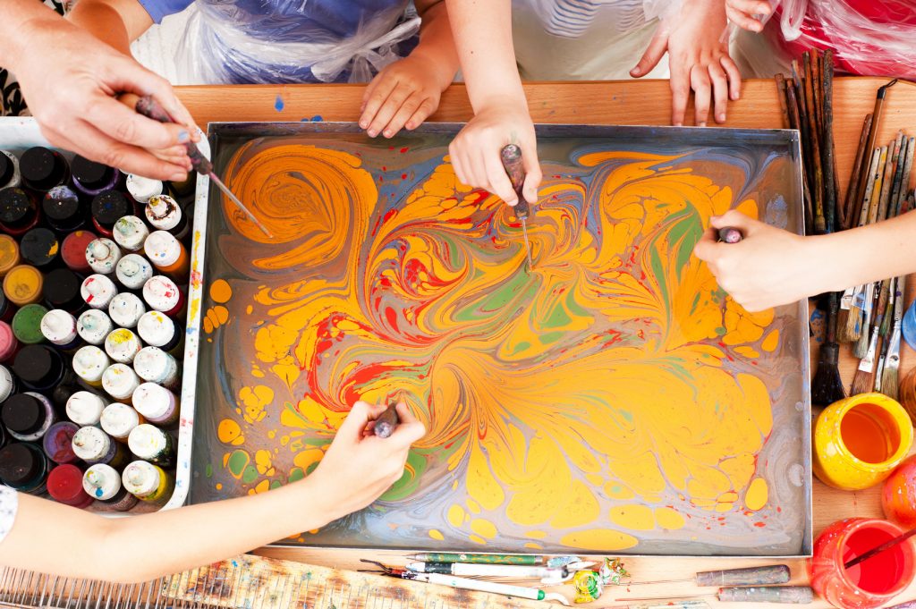 03.12.2017 – Workshop: Ebru Malerei für Kinder